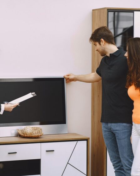 come-nascondere-e-organizzare-i-cavi-dei-dispositivi-elettronici-nel-living