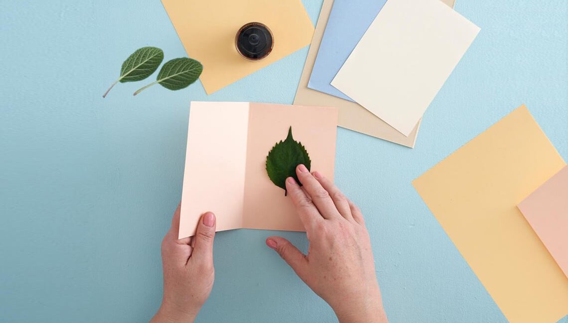 stampa-botanica-fai-da-te:-inviti-decorati-con-foglie-vere