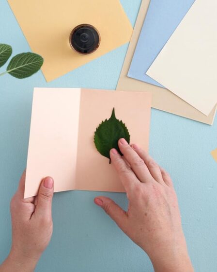 stampa-botanica-fai-da-te:-inviti-decorati-con-foglie-vere