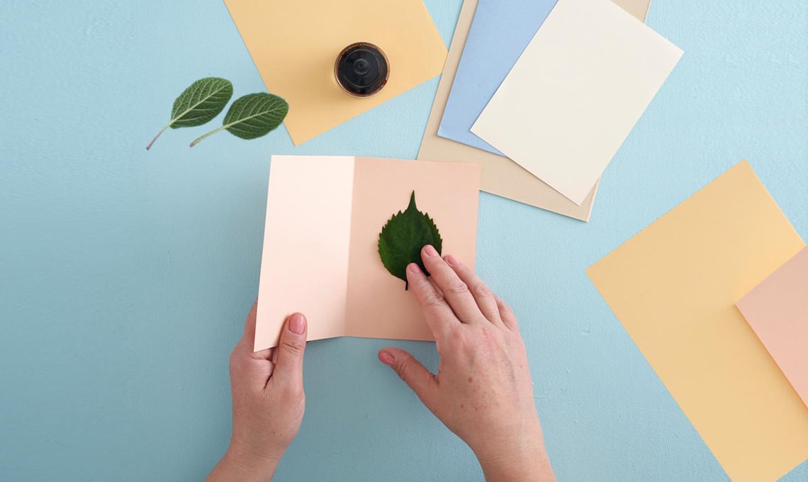 stampa-botanica-fai-da-te:-inviti-decorati-con-foglie-vere