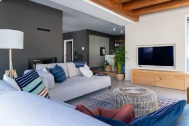 una-casa-di-famiglia-rinasce-tra-legno,-resina-e-grandi-vetrate