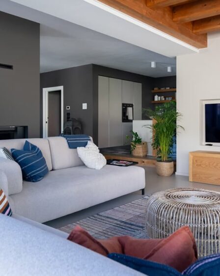 una-casa-di-famiglia-rinasce-tra-legno,-resina-e-grandi-vetrate