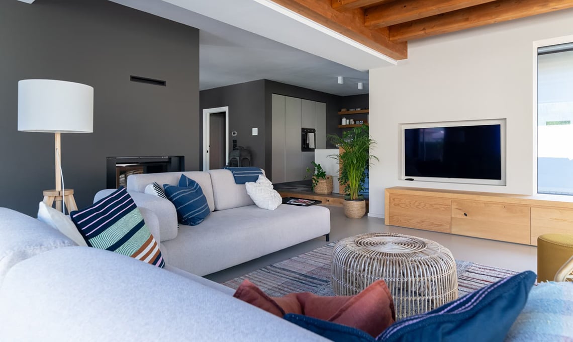 una-casa-di-famiglia-rinasce-tra-legno,-resina-e-grandi-vetrate